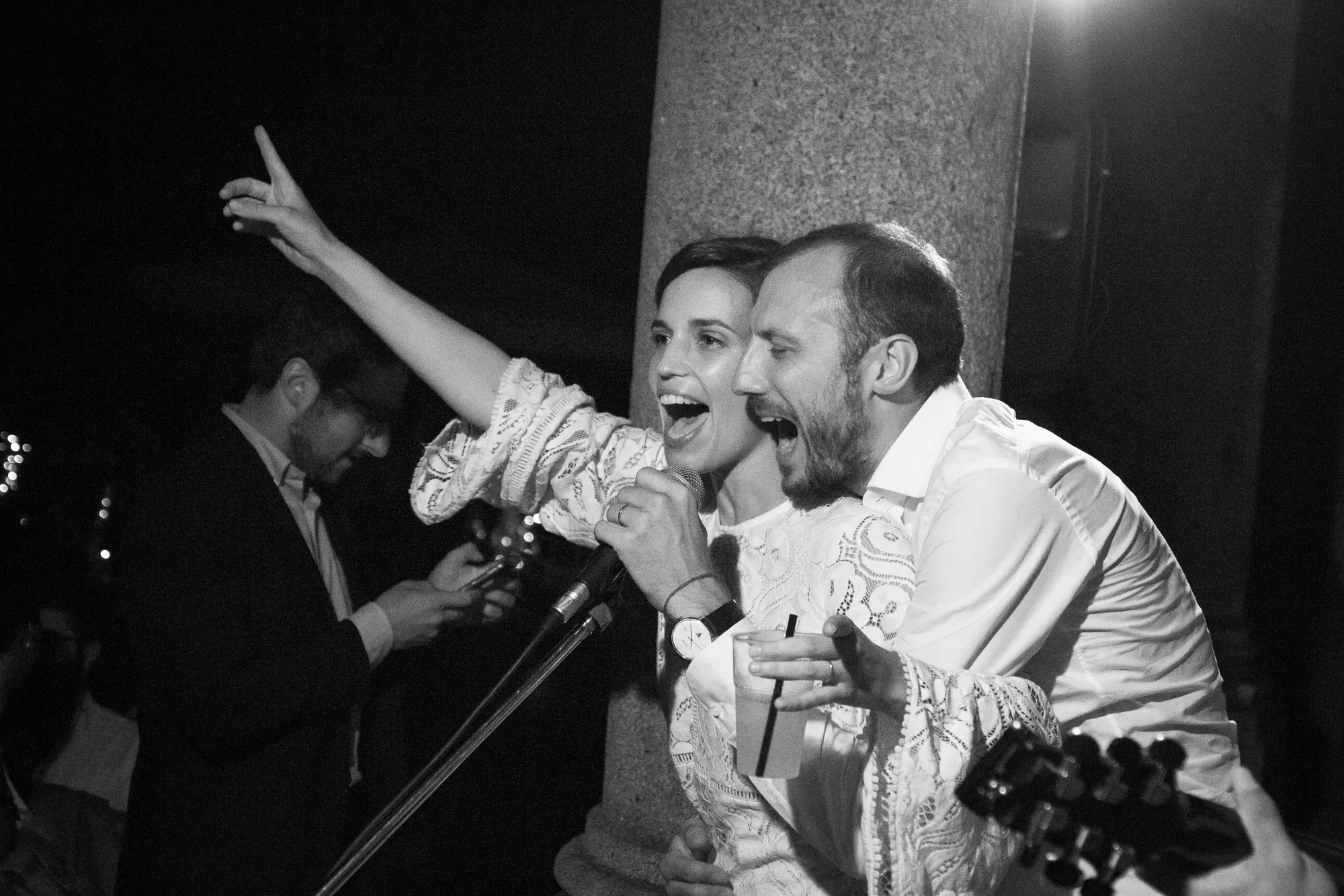 Sposa e ospite che cantano al microfono durante la festa