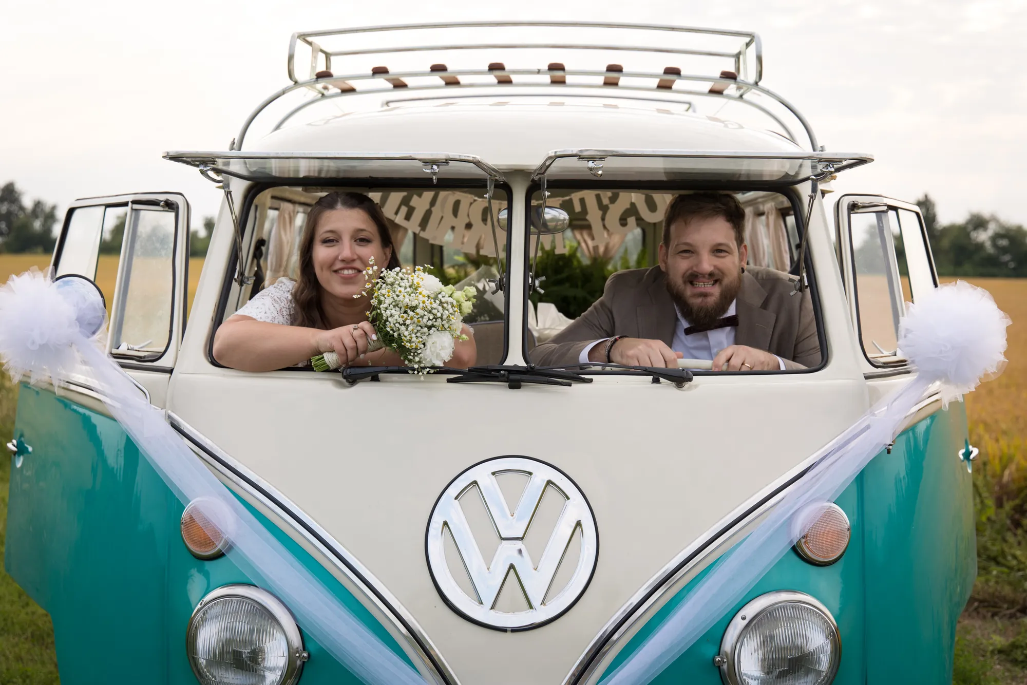 Ila e Nic nel pulmino Volkswagen appena sposati, Cascina Caremma